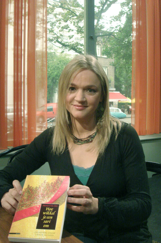 Brigitte Ars met boek in de boekenoptv studio Brigitte Ars met boek in de boekenoptv studio